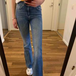 Ett par blåa bootcut jeans som är i bra skick! Lagom långa i benen och passar bra till alla plagg🤩 Kan skicka fler bilder om det behövs och köparen står för frakt.