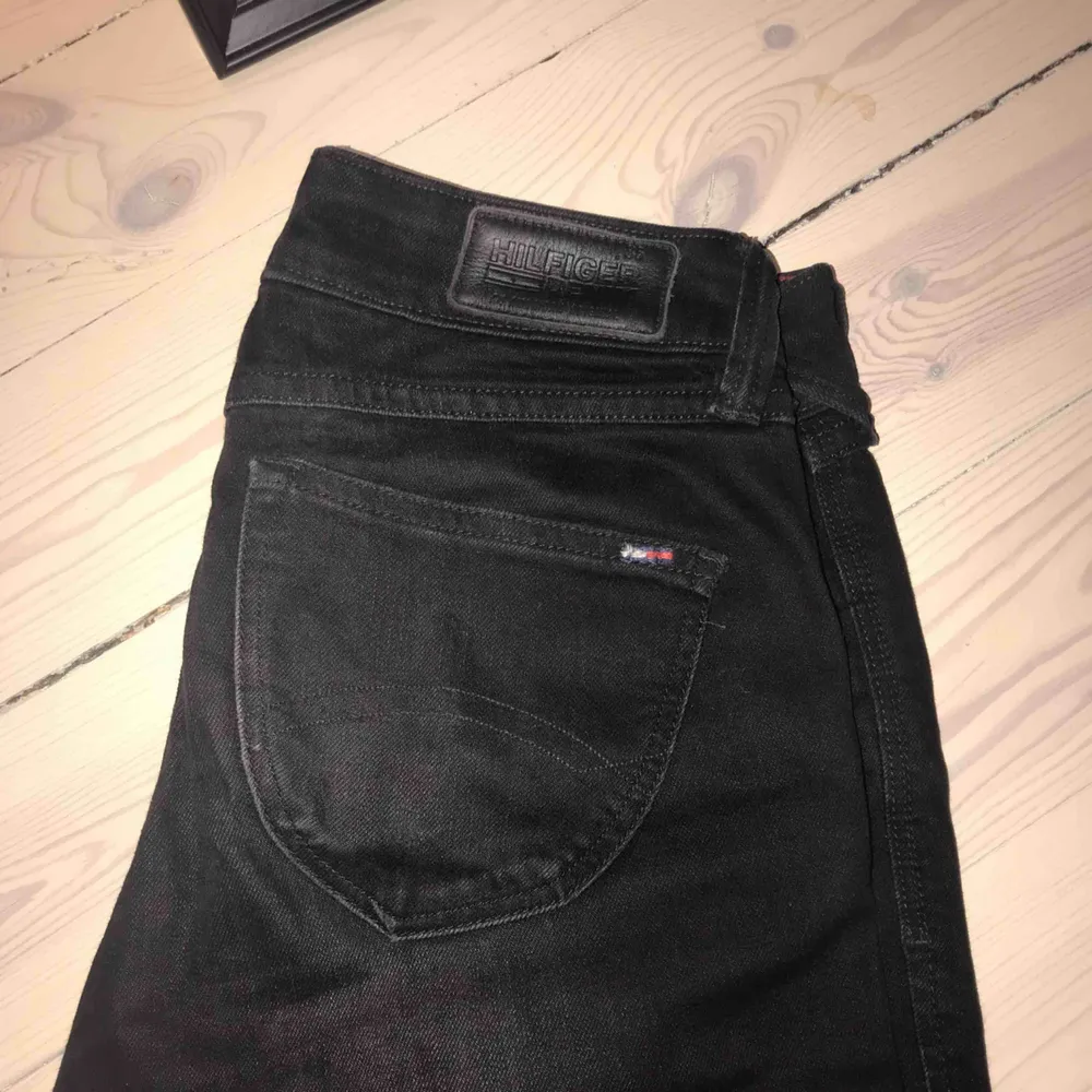 Svarta jeans från Tommy hilfiger, mycket sparsamt använda. Jeans & Byxor.
