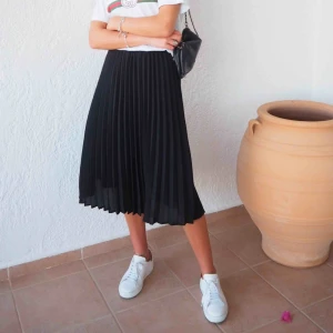  - Jättefin svart plisserad kjol från Forever21. Använd ett fåtal gånger. 