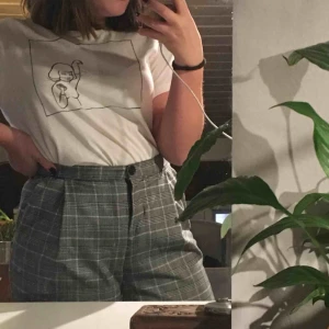  - Så fina rutiga byxor i storlek 38 (M) från monki. Säljes för 90 kr, kan mötas upp i Gbg eller frakta men då tillkommer fraktkostnad. Jag tar swish❤️