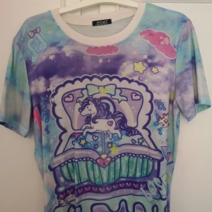  - Gullig tshirt Står ingen storlek men motsvarar väll M kanske liten L eller ha som oversize om man är mindre Använd men bra skick 100kr frakten ingår