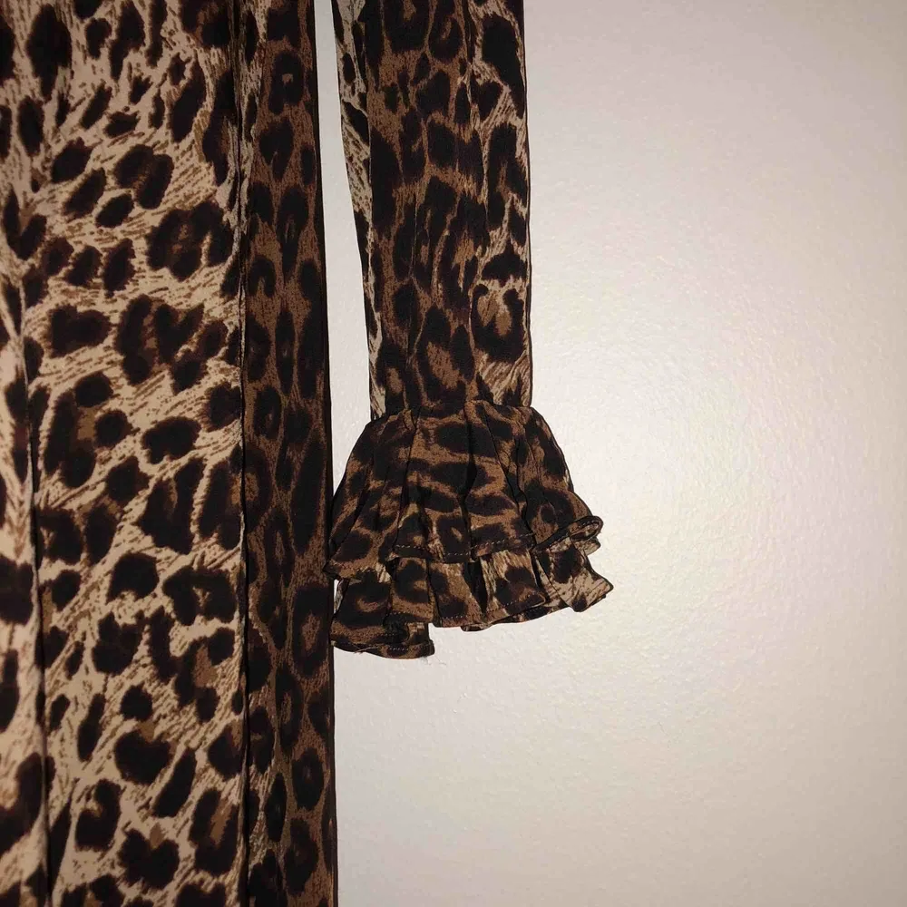Jättefin leopardklänning från & Other Stories. Fin passform. . Klänningar.