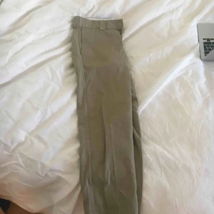  - DICKIES beiga storlek 29x30  300 kr  tar emot bud 🙂  man kan komma förbi mitt kontor i sthlm (skanstull) och hämta eller skickar jag med post!