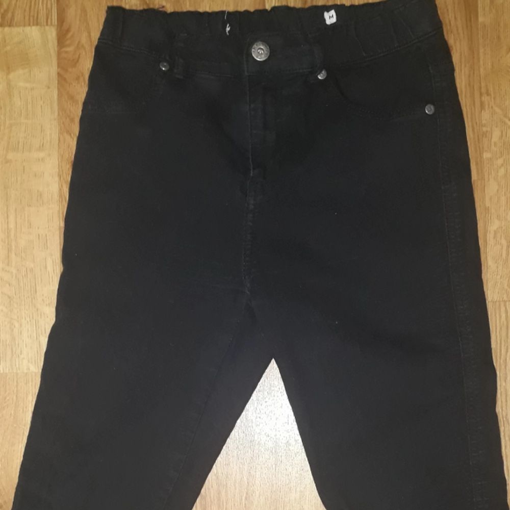 GRATIS!! Säljer ett par höga svarta jeans från lager157 i storlek M, skulle säga att dem passar en S också. Få gånger använda. Fraktkostnad tillkommer vid frakt. Väger 264g vilket är frakt på 50 kr. Finns på Teleborg i Växjö, kan mötas i Växjö.. Jeans & Byxor.