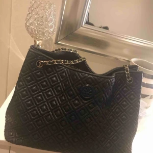  - Säljer min tory burch väska som köpte för 6000kr väskan. bli din för 2500 priset kan diskutera (: