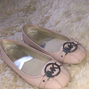  - Michael kors skor. Sparsamt använda i mkt fint skick. Nypris: 1099kr 