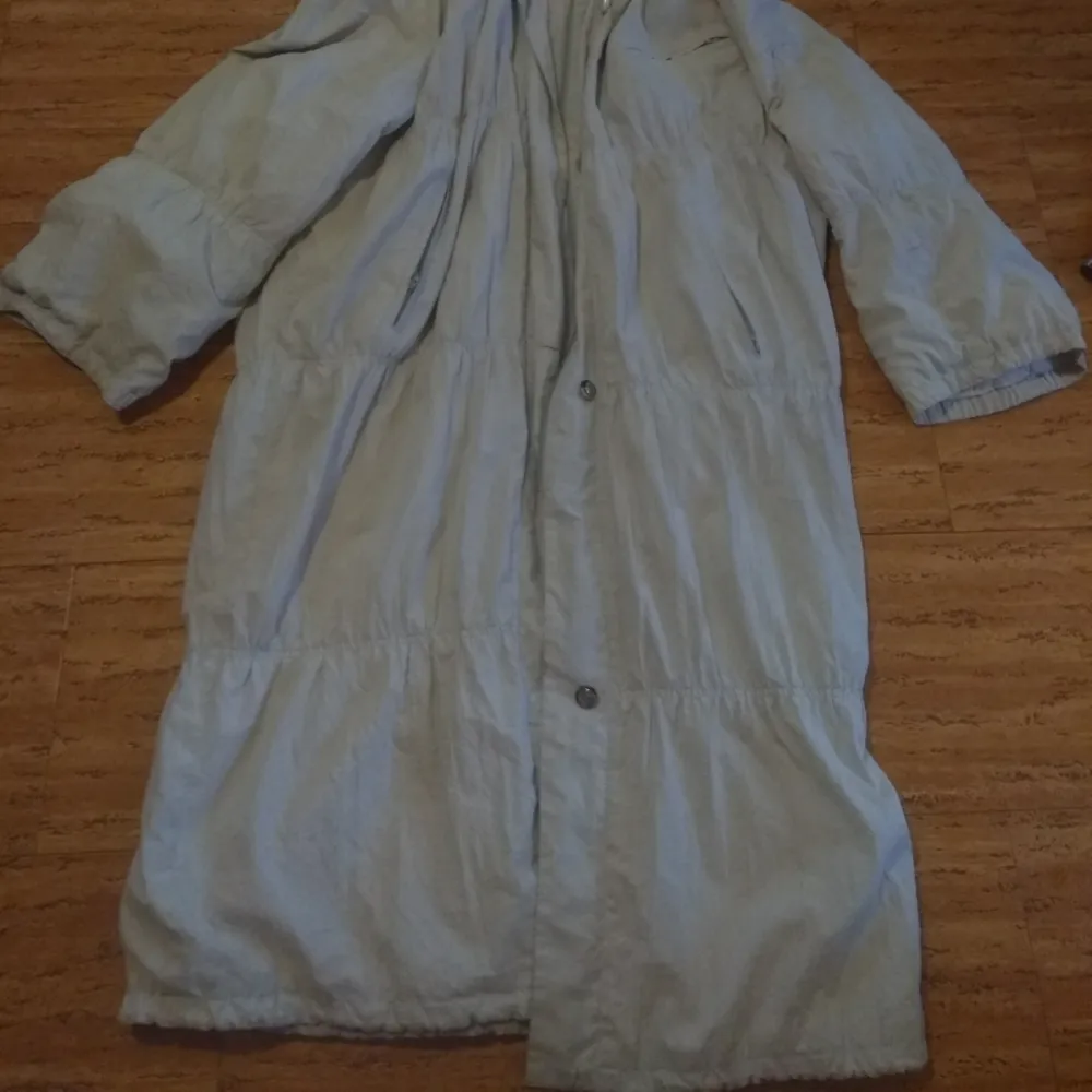Najs vintage vitgrå jacka i använt skick! Lång, räcker ner till anklarna på en på ca 170 cm  . Jackor.