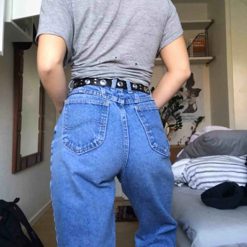 Superfina Lee-jeans som Jag tyvärr tycker är för stora på mig :( världens finaste tvätt💔 Köpt på beyond retro online. Ungefärliga mått är: Midja: 79cm Innermått ben: 75 cm Yttermått ben: 103cm. . Jeans & Byxor.
