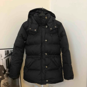  - Säljer min dunjacka då den tyvärr aldrig kommer till användning. Den är väldigt sparsamt använd och i superfint skick!  Färgen är svart och modellen heter Alexandra.   Kan mötas upp i Stockholm. Annars står köparen för frakt. 