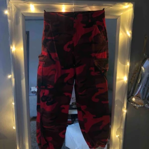  - Sjukt balla röda camo byxor som knappt är andvända, jag är 172 och dom är till mina anklar🎈