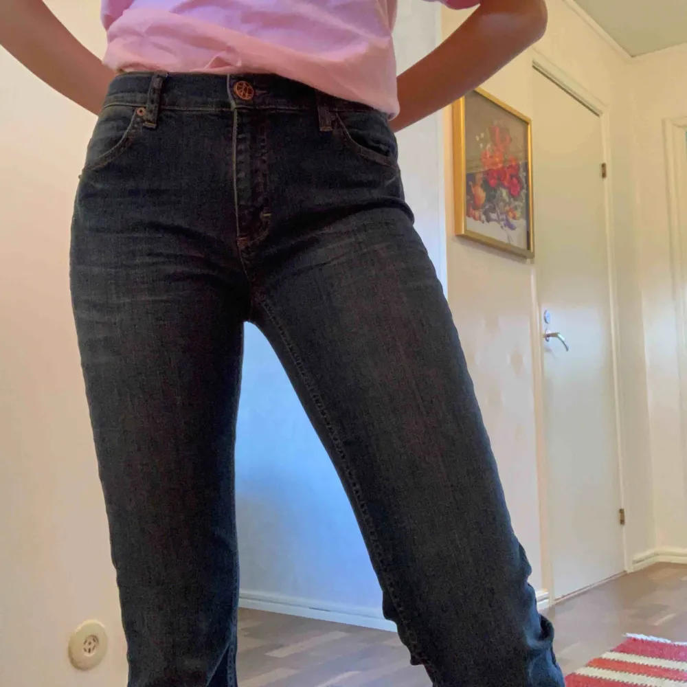 Bootcut jeans i mörkblå färg, hur snyggt?! Jeansen är i bra skick och jag kan skicka fler bilder om det behövs✌🏼Köparen står för frakten. . Jeans & Byxor.
