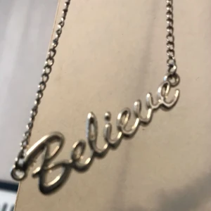  - Jättefint silvrigt halsband med texten ”believe”. Frakt 10kr.