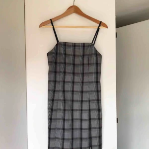  - Miniklänning i fint skick. Köpt här på plick men säljer pga för liten för mig. Märk S men rätt liten i storleken. Dragkedja i ryggen. Frakt ingår i priser. 