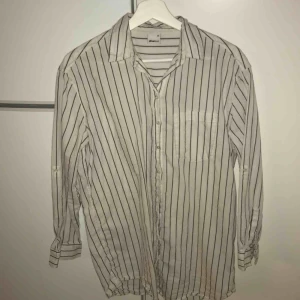  - Randig skjorta i oversize modell. Knappt använd