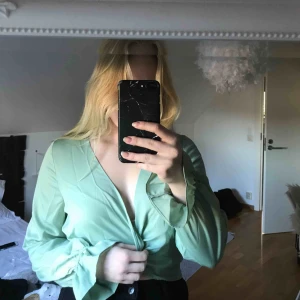  - Säljer denna fina, korta blusen från Shein. Storleken är M men är mer S enligt mig. Jätteskönt och fint material! Har tjockt resår på längst ner i ryggen. Endast provad!