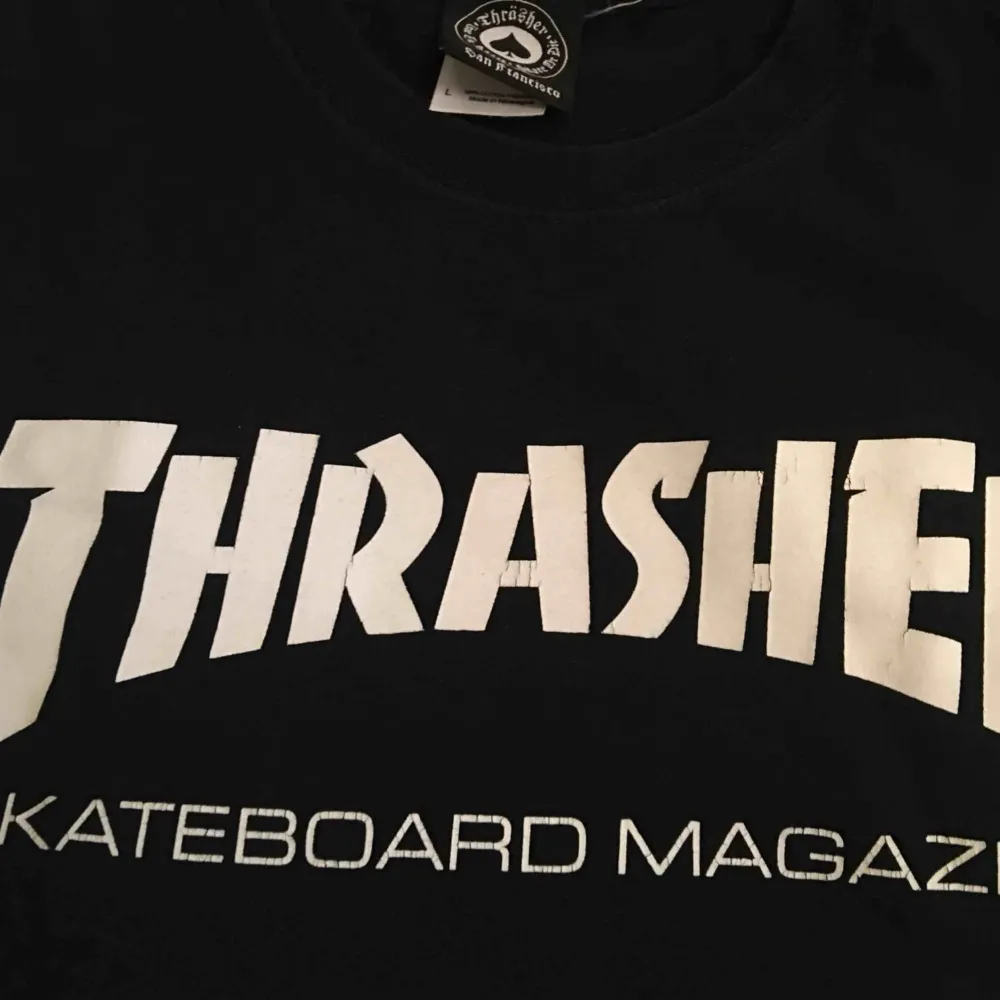 Äkta Thrasher t-shirt, bra skick men som ni kan se på bokstäverna på sista bilden har dem lite sprickor men syns endast på nära håll kommer från att ha tvättat den! Frakt på 55kr. T-shirts.