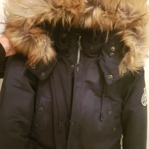  -  Svea jacka helt ny enbart testad Säljes pga fel storlek pälsen är fin . priset kan diskuteras 