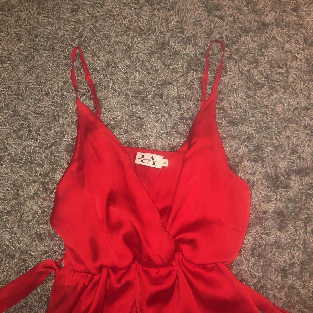 Röd klänning från Linn Ahlborgs kollektion för NA-KD (Layered Tie Waist Dress). Använd 1 gång. Storlek 32 men passar även mig som vanligtvis har 34. Köparen står för fraktkostnaden!. Klänningar.