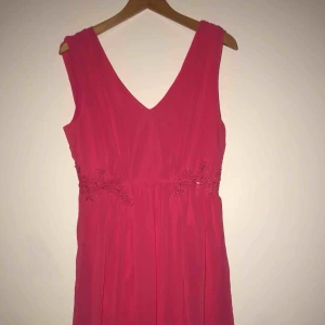  - väldigt rosa klänning. Storlek M. Oanvänd. Frakt tillkommer!