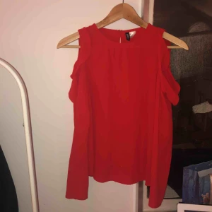  - Superfin röd blus från hm. Öppna axlar och volanger kring.