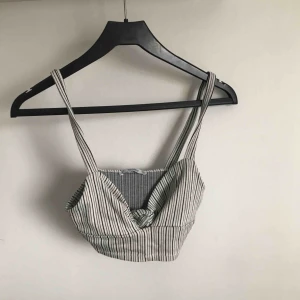  - Söt topp från Pull & Bear. Köparen står för frakt 