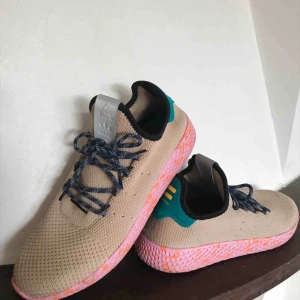  - Pharrel Williams Tennis Hu ’pink marble’  Come 8/10 knappt använda.