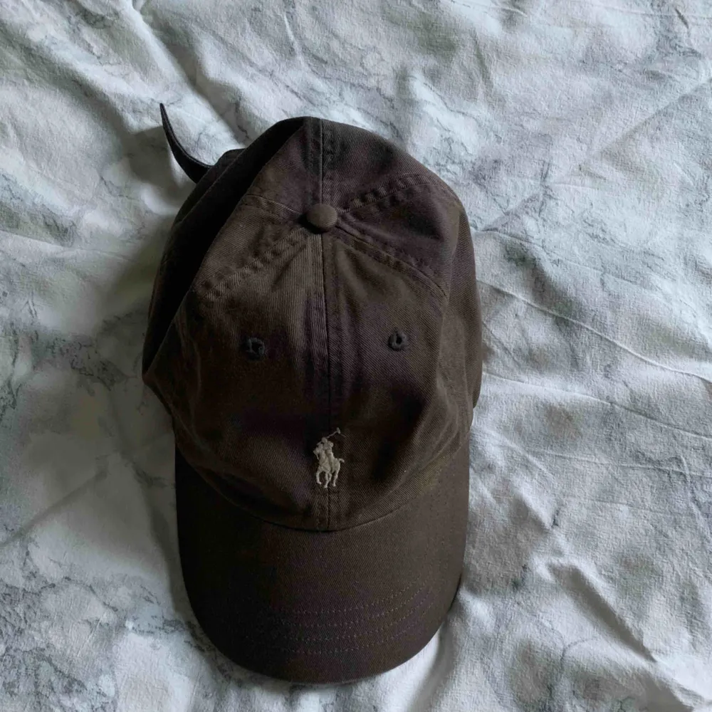 Polo Ralph Lauren brun keps, lite missfärgad. köparen står för frakt. kolla profilen för mer kläder. Accessoarer.