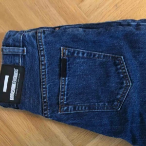  - Jättefina mom jeans från Dr.Denim! Tyvärr för små för mig. Nypris 600kr. Frakt kostar 70kr. OBS! katt finns i hemmet! 