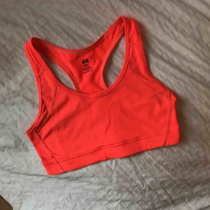  - Träningsstopp (oanvänd)  Färg: skarp rosa Behagligt och luftande material (91% polyester, 9% elastan)  Frakt tillkommer