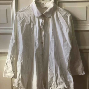  - Vit skjorta från weekday, säljes pga att jag har för många vita skjortor. Kan mötas upp i Gbg annars tillkommer frakt ✨