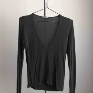  - V-ringad crop top från Brandy Melville 💕 Onesize, men med bra stretch! Frakt: 35kr eller mötas upp i Stockholm