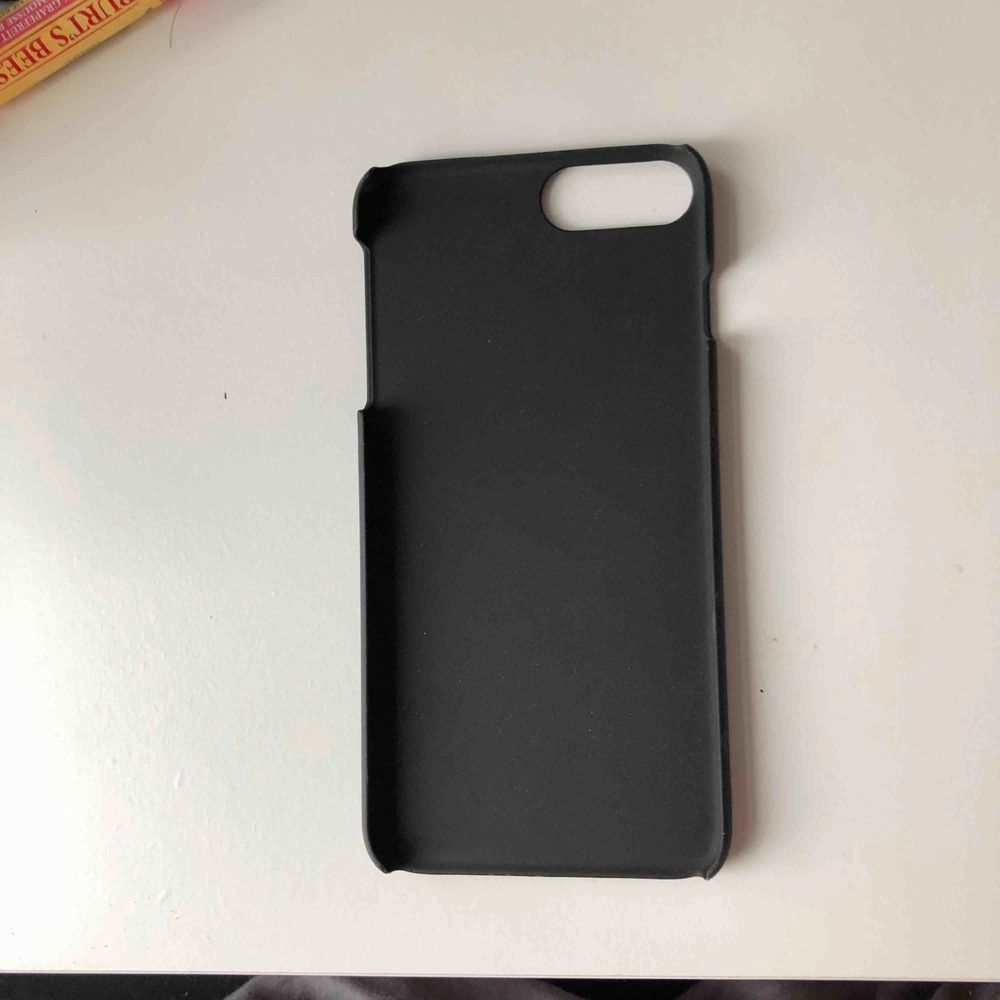 Vanligt svart skal som passar till iPhone 8 Plus, även 7 plus kanske? Lite osäker haha. Fick med denna i ett plånboksskal från ideal of sweden men har aldrig använt den. Köparen står för frakt. Accessoarer.