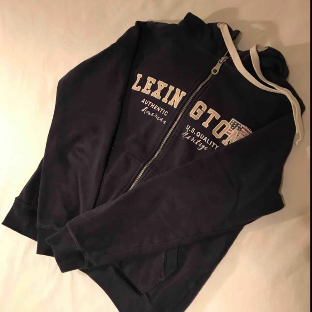 Jättefin hoodie från Lexington, flitigt använd men i fint skick och köpt för 1499kr!🌸 priset är inklusive frakt, betalning via swish!☺️. Hoodies.