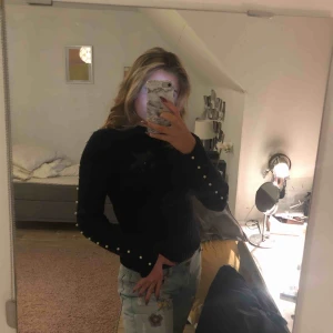  - En jättefin långärmad tröja med pärlor på ärmarna 