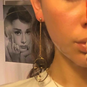  - Fina guldiga örhängen med ansikten. Ena är ihålig o andra hel och de är olika längder. Det är ett par! 45kr eller dessa & de andra för 80kr!