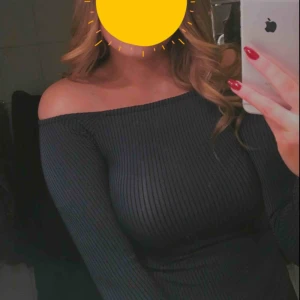  - Blåaktig glittrig topp från BikBok. Använd 2 gånger endast. Perfekt fest topp. 