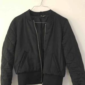  - Bomberjacka från H&M. Liten i storlek!