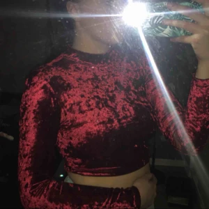  - Jättefin röd sammetstopp. Aldrig använd  Nypris:200 Mitt pris:50  Köparen står för frakten