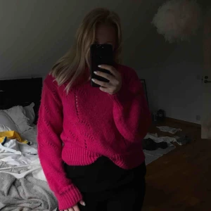  - Jätteskön och mysig stickad tröja från Gina i storlek M. Bra skick. Samfaktar gärna, kolla in mina andra plagg! :)