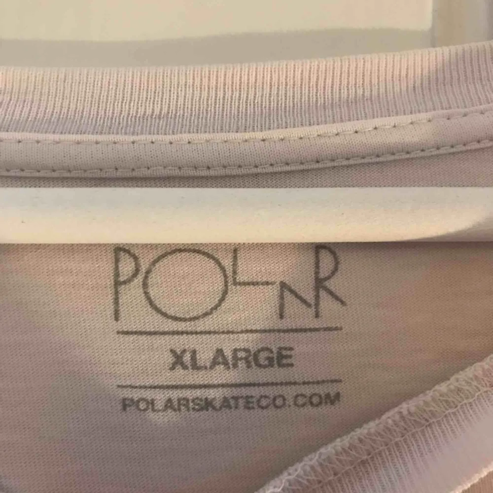 Säljer min Polar Skate Co longsleeve tröja, fint skick! Skulle säga att den är lite lite ljusrosa!. T-shirts.