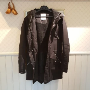  - Fleecefodrad och regntät höst-vinter-vår rock från Elvine. Nypris: 2300.