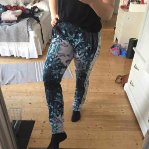  - Sjukt snygga adidasbyxor köpta för något år sedan men väldigt sparsamt använda pga lite för långa. (Dragit upp den ganska högt på bilden)   Är 166cm lång.   Kan mötas upp i Växjö.   Skriv gärna vid frågor och funderingar.   Frakt tillkommer  