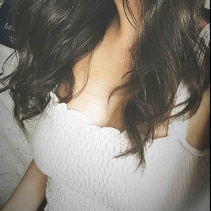  - Crop Top från HM använd 1 gång (på bilden)  Tar emot swish och kan mötas i Centrala Stockholm eller tar emot fraktkostnad☺️