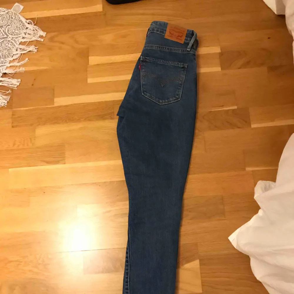 Snygga jeans från Levis modell 721 i storlek 26/30. Sparsamt använda! . Jeans & Byxor.