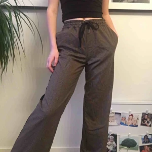  - Säljer dessa supersnygga raka byxor från Monki!  Nästintill nya, endast använda ca 3 gånger:-)  Frakt: 55 kr 