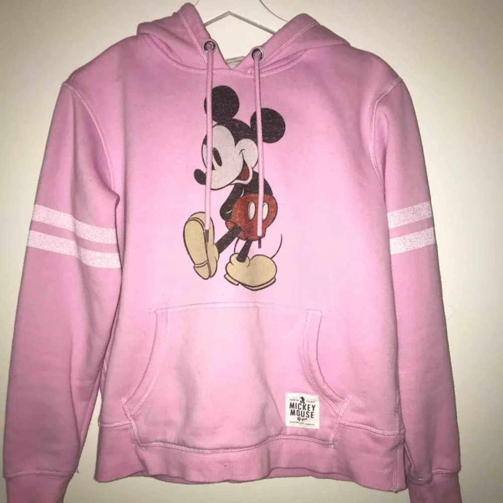 Ljus rosa Mickey Mouse hoodie från H&M, köpt ca 1 år sedan och den är knappt använd och därför i mycket bra skick, frakt tillkommer.. Hoodies.