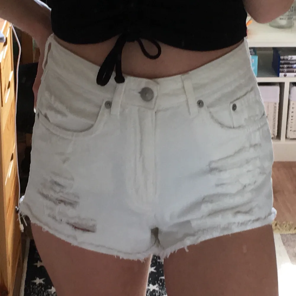 Vita shorts med slitningar/slitna/hål i storlek 36/s. Fel storlek för mig. Använda max 2 gånger. Toppenskick!. Shorts.