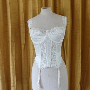 Vackraste korsetten - Den aaabsolut vackraste korsetten du kan tänka dig. Löstagbara axelband och strumpebandshållare. Aldrig använd men har fläck från när den agerade visningsex, därav reducerat precis från 350. Frakt ingår i priset.
