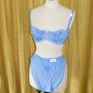 Ljusblått, romantiskt set - Vackra fina detaljer på matchande set. Frakt ingår i priset, självklart helt oanvänt.