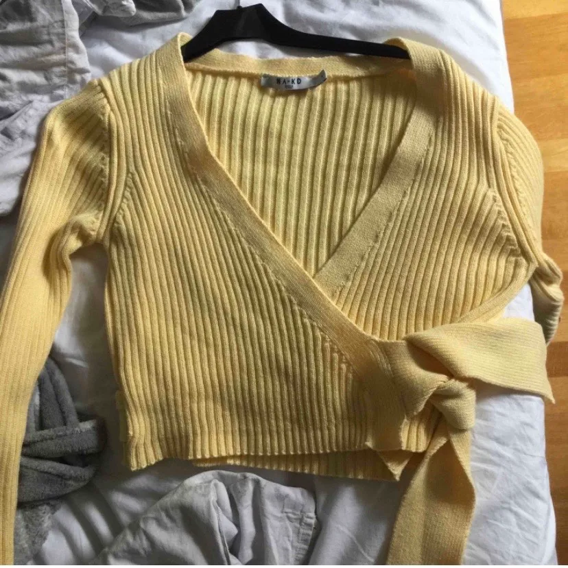 Säljer min supersnygga omlott-tröja från Nakd. Precis som ny och aldrig använd. Säljer då den inte riktigt är min stil. Högsta bud: 250kr inkl frakt. Budgivningen slutar kl 16 idag. Stickat.
